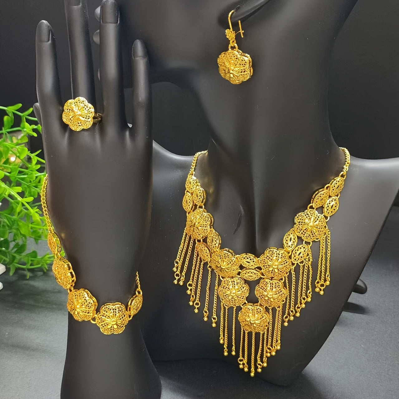 Conjunto de joyería con flor de borla chapada en oro de 24k: collar, pendientes, pulsera y anillo para mujer
