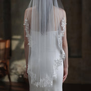 Wedding Veil with Soluble Flower Embroidery and Gold Hair Comb for Bridal Photography