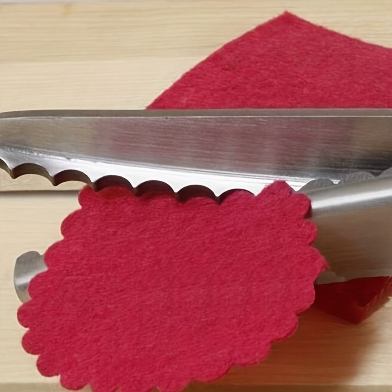 Matolarni kesish uchun tishli qirralarga ega bo'lgan muhim tikuv asbobi. Aniq hunarmandchilik loyihalari uchun ergonomik tutqichli zanglamas po'latdan yasalgan qaychi.