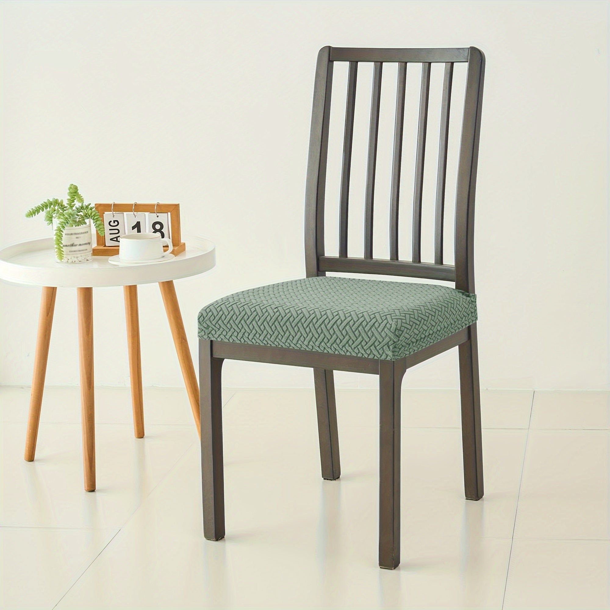 Zamonaviy jakard matosidan tayyorlangan cho'ziluvchan T-shaklidagi stul qoplamasi, mashinada yuvish mumkin, elastik lenta bilan yopiladi. Stilizatsiya qilingan uy dekoratsiyasi uchun spandeks/polister aralashmasi.