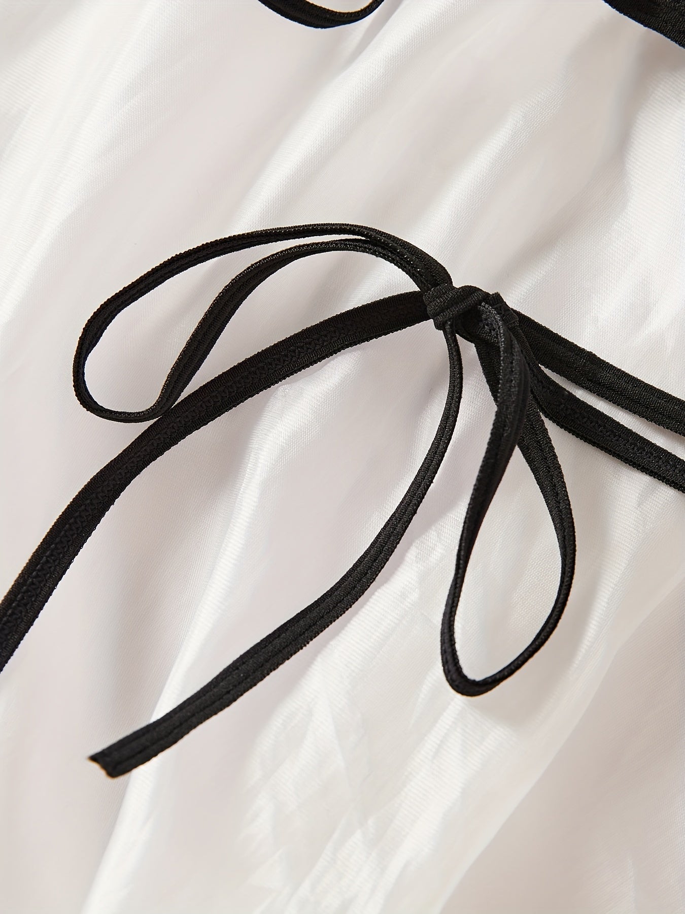 Shaffof Tarmoq Ichki Kiymlari To'plami: Halter Brasi va Thong, Jozibador Ayollar Ichki Kiymlari