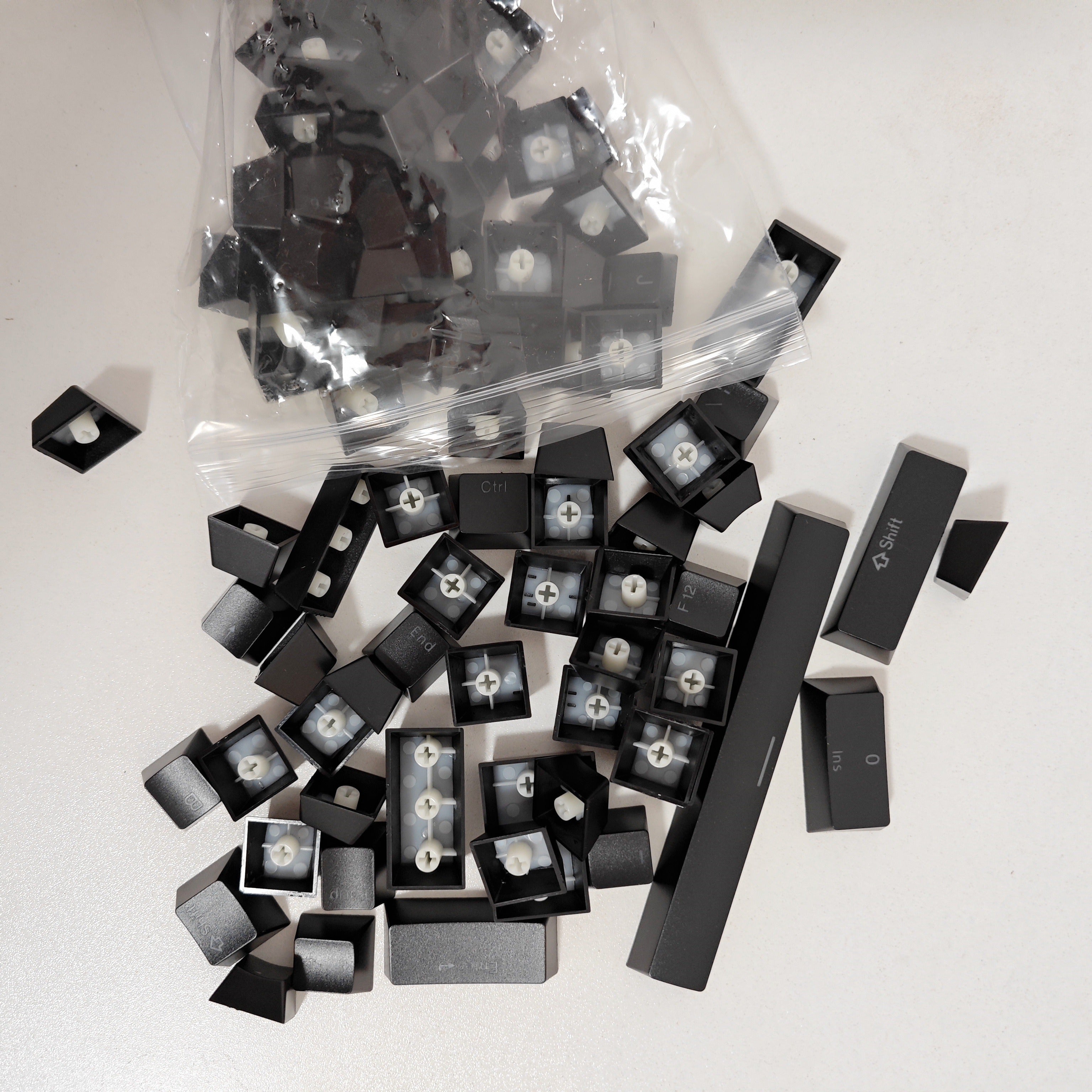 Rang-barang plastik kalitcha o‘rniga qo‘yiladigan, mexanik va o‘yin klaviaturalariga mos keladigan, Rasmga o‘xshash kalitlar bilan mos keladigan