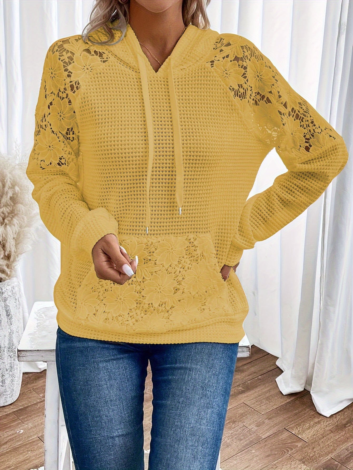 Тёплый свитшот для женщин больших размеров с кружевной вставкой и лоскутным дизайном