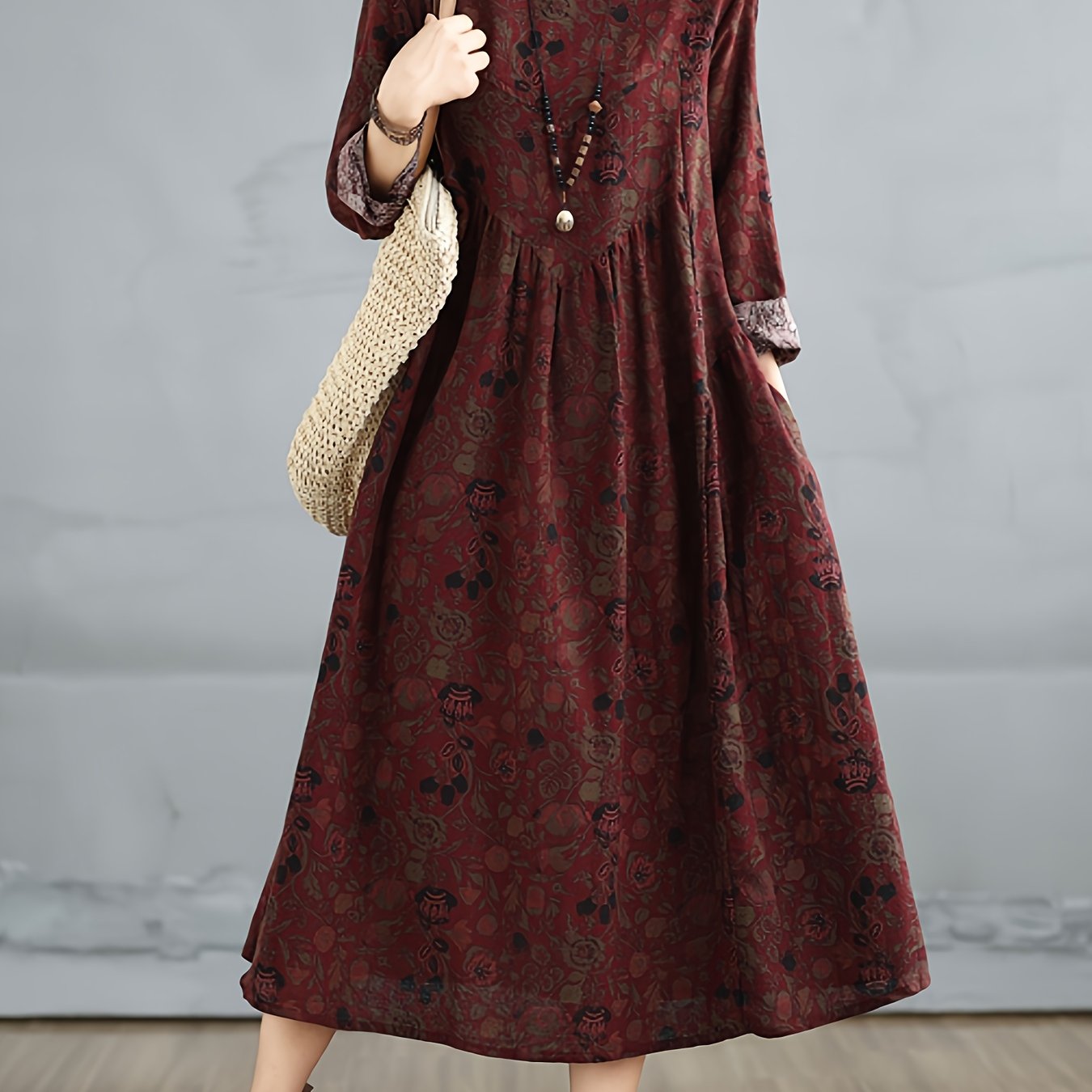 Chic vintage gullar bilan bezatilgan uzun yengli, dumaloq bo'yinli, A-siluetli, cho'ntakli, cho'zilmaydigan mato, ko'cha uslubi, keng kesim, ingichka ko'rinish. Faqat qo'l bilan yoki quruq tozalash.