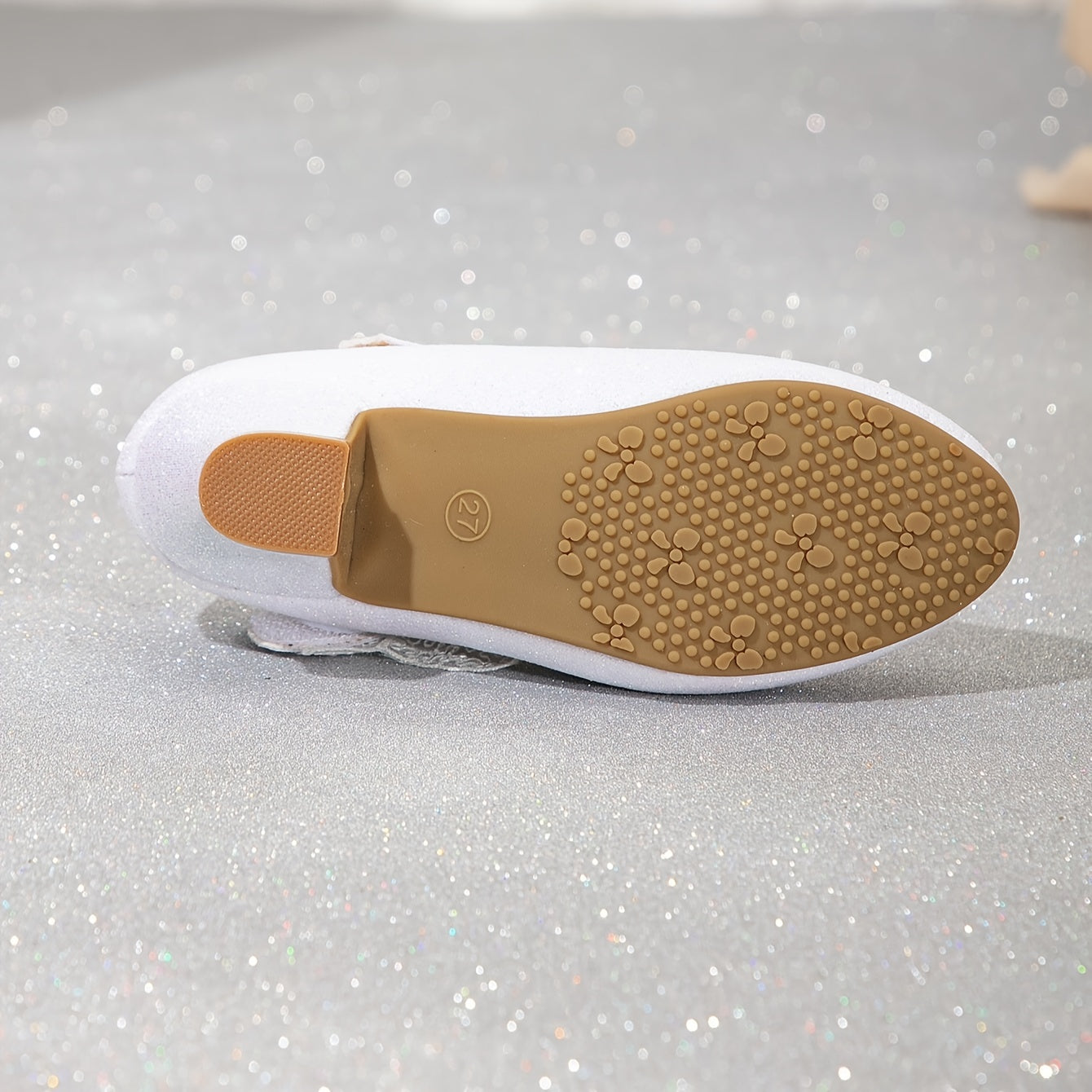 Marvarid kamonli oq payetli malika poyabzallari, raqs chiqishlari uchun ideal, baland tovonlar.