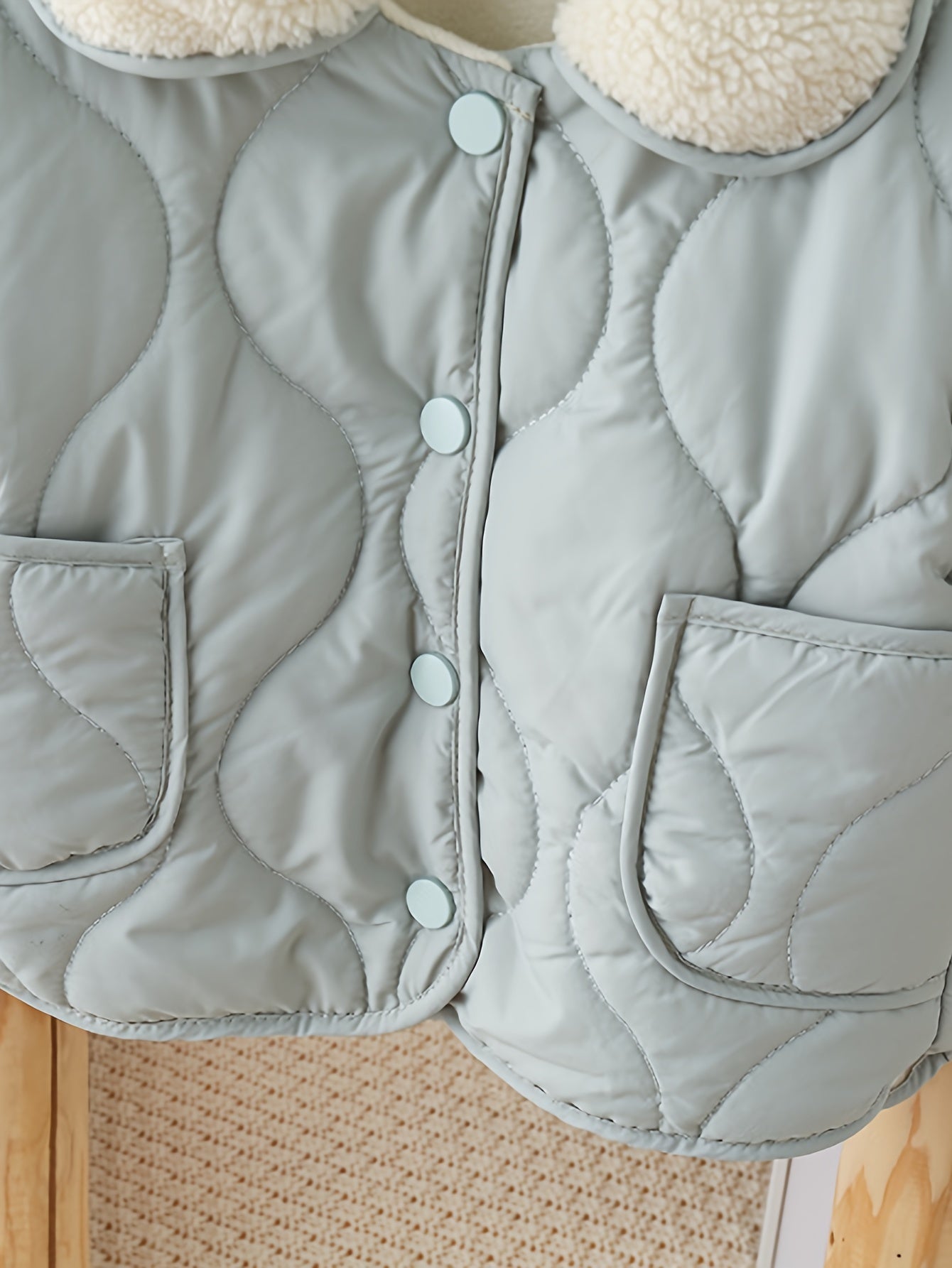 Kuz/qish uchun qulay teddy yaka bilan qalin ikki cho'ntakli kiyim to'plami. Mashinada yuvish mumkin, bir rangda, polyesterdan tayyorlangan, ochiq havoda kiyish uchun mukammal.