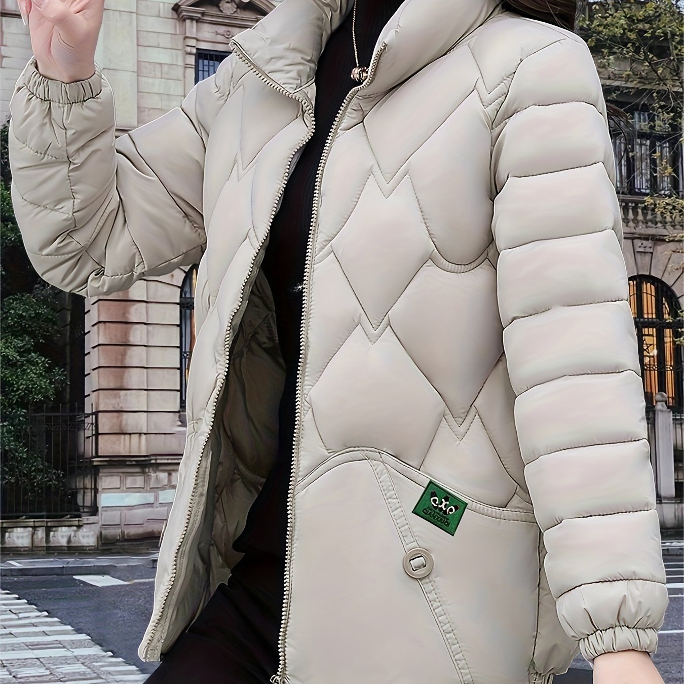 Kirish uchun tikuvchilik tafsilotlari bilan to'ldirilgan, plus o'lchamdagi O'rta Sharq uslubidagi polyester puff ko'ylagi.