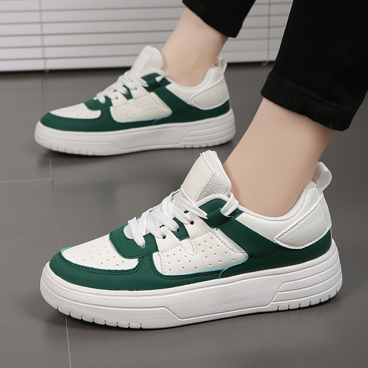 Women's Two-Tone Low-Top Sneakers Soft Breathable Lightweight Casual