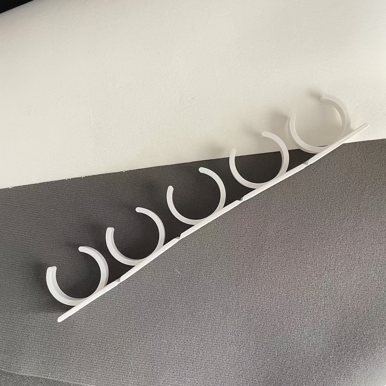 Простая в установке настенная полка для специй — регулируемое решение без сверления для организации бутылочек и банок со специями на кухне