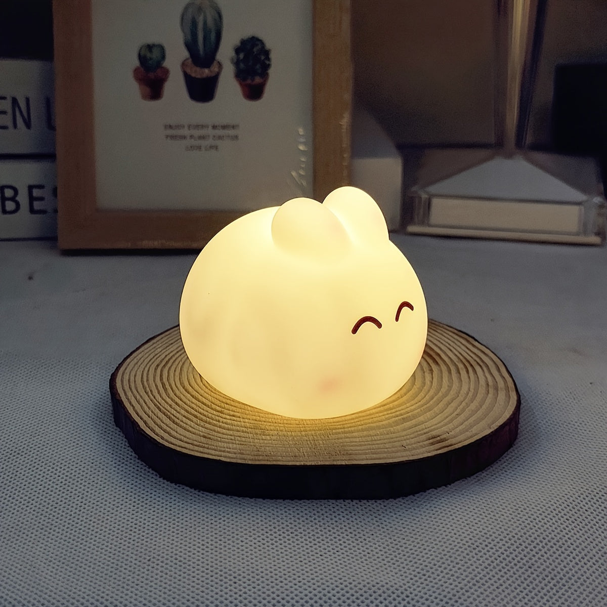 Sevimli quyon LED lampasi, yotoq xonasi bezatish uchun yoki do'stlar va oilaga bayramlar va tug'ilgan kunlar uchun sovg'a sifatida mukammal. Kichik, ko'chma va tugma batareyalar bilan ishlaydi.