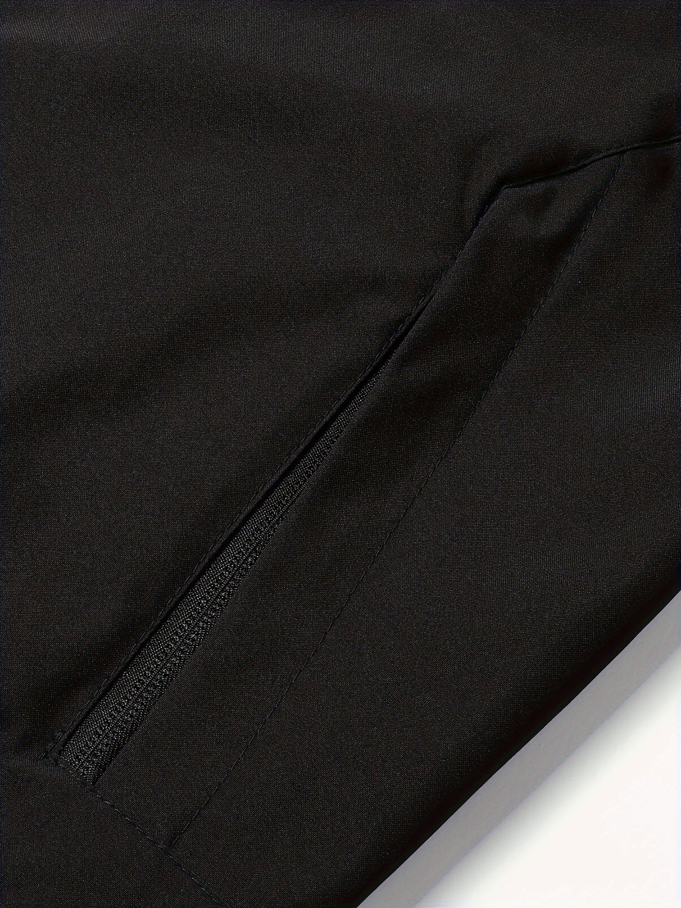 Мужская легкая дышащая ветровка с капюшоном и карманами на молнии