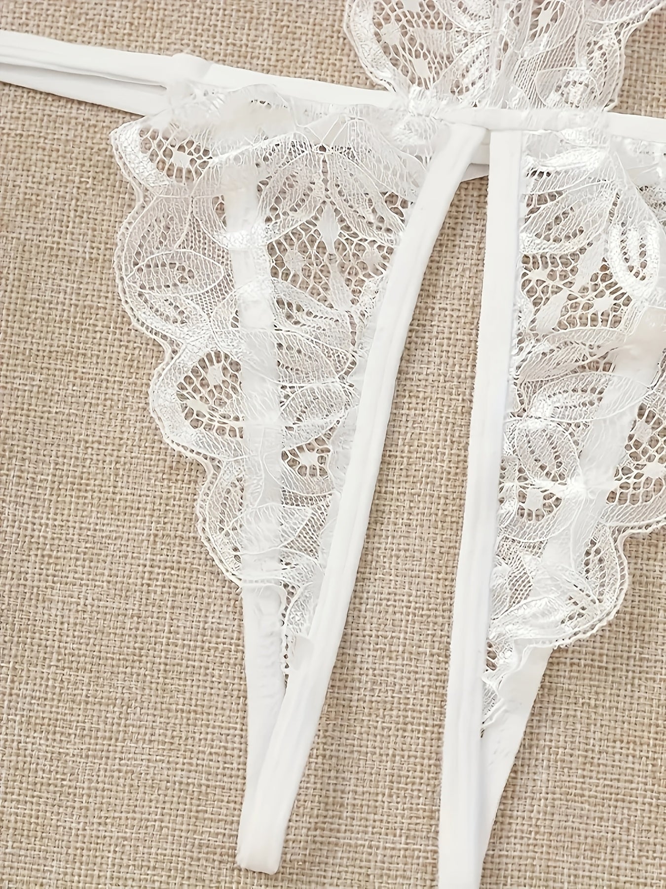 Yengil orqa va dantel thong bilan bezatilgan bow-dekorli bo'linma chashka bodysuit ayollar uchun.