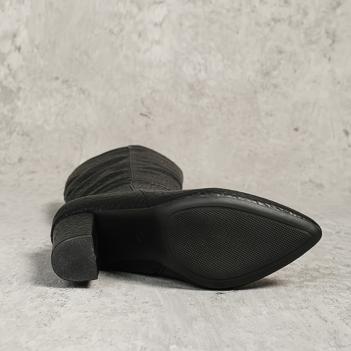 Женские светлые туфли-казаки на резинке до колена с массивными каблуками для осени и зимы