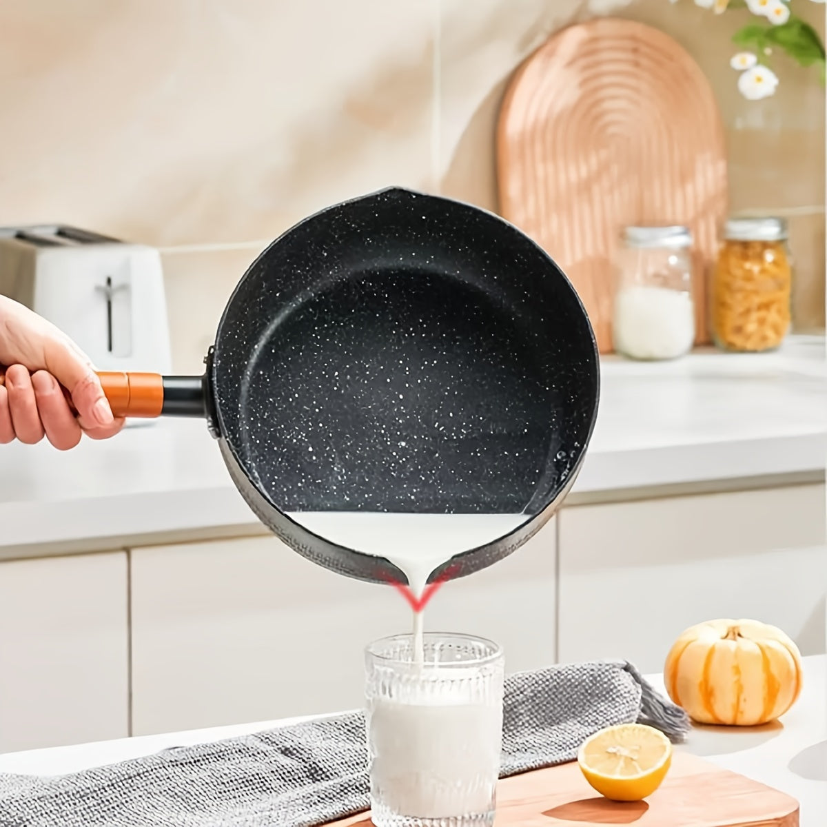 Ushbu yopishqoq bo'lmagan alyuminiy qozon sho'rva, sut va makaron tayyorlash uchun mo'ljallangan. U induktsion pechlar bilan mos keladi va uy oshxonalarida foydalanish uchun ideal.