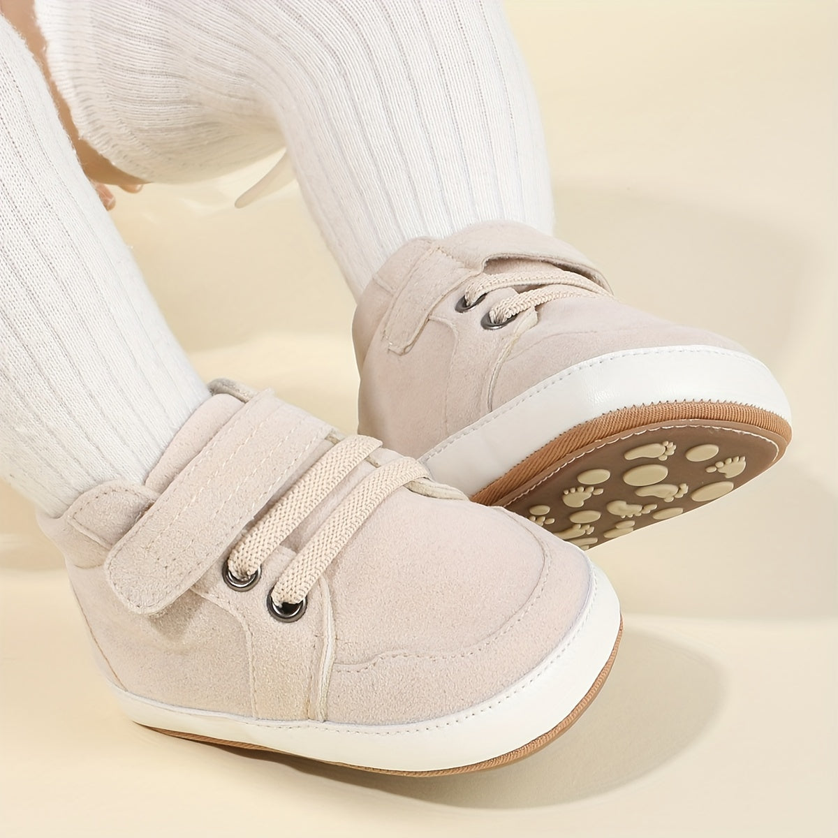 Kichkina bolalar uchun yuqori chanoq sport poyabzali, sirpanmaydigan rezina taglik, qulflash uchun lentalar, bir xil rang, bahor va kuz uchun