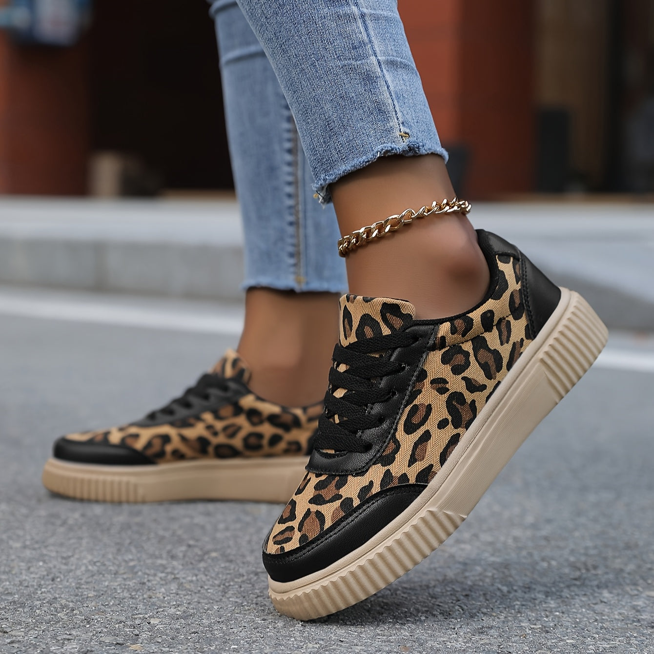 Ayollar uchun leopard bosma oddiy sport poyabzali sun'iy qoplama qulay tashqi va ichki foydalanish