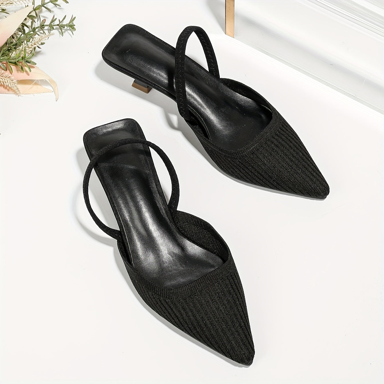 Ayollar uchun rangli trikotaj mules, kengaytirilgan to'pi va slingback uslubi bilan, qulaylik uchun zamonaviy nuqtali barmoq dizayni bilan.