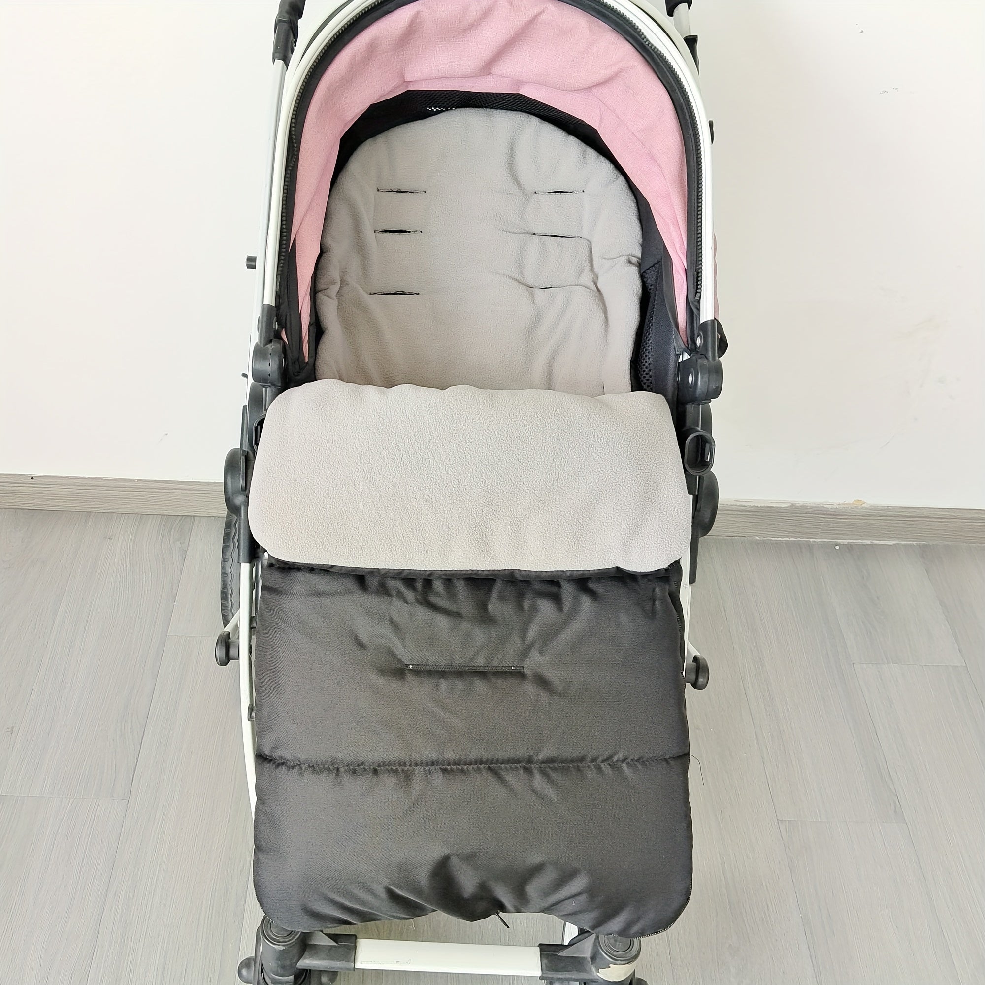 Kuz va qish mavsumiga mo'ljallangan Universal Fit Stroller Footmuff bilan issiq va qulay bo'ling. Shamolga chidamli polyester toladan tayyorlangan bu footmuff sizning chaqalog'ingizning aravachasi uchun eng yaxshi issiqlik va himoya ta'minlaydi.