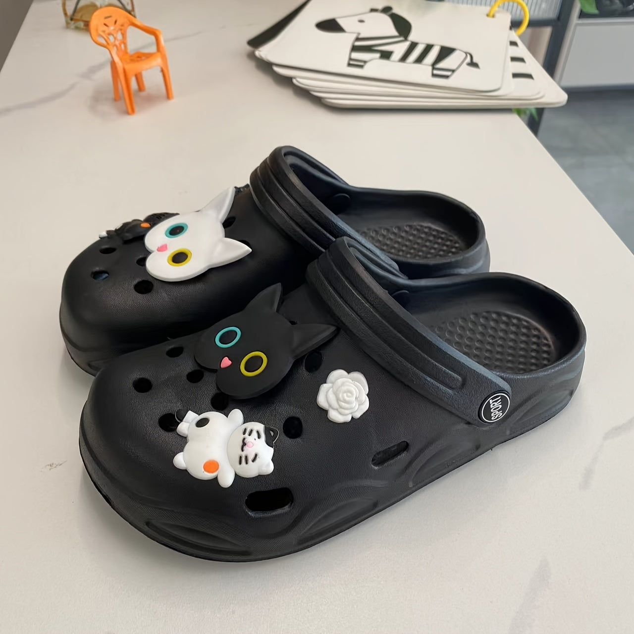 Женские пляжные туфли с милыми кошачьими украшениями, изготовленные из EVA-материала с нескользящей подошвой. Идеально подходят для пляжа, сада и домашней носки. Отличная идея для подарка на праздник. (Аксессуары не включены)