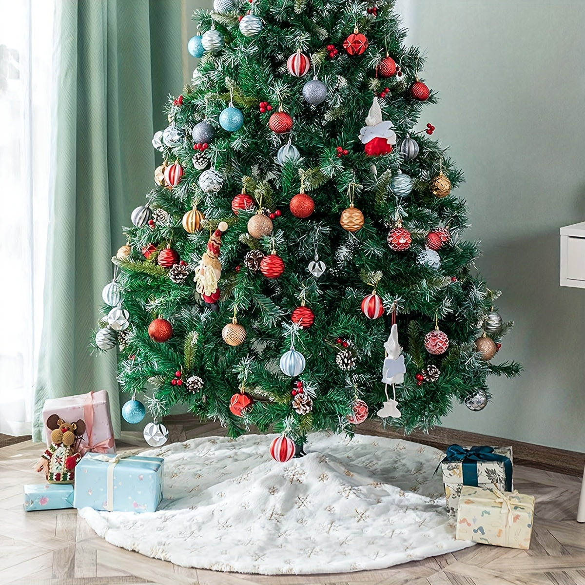 Qicai Xiaolu Luxurious White Christmas Tree Skirt bilan Rojdestvo bezaklaringizga hashamat qo'shing. Bir nechta o'lchamlarda mavjud bo'lgan ushbu daraxt etagi go'zal oltin/silver qor to'pi dizayni va soxta quyon junidan qirralarga ega. Uy uchun mukammal.