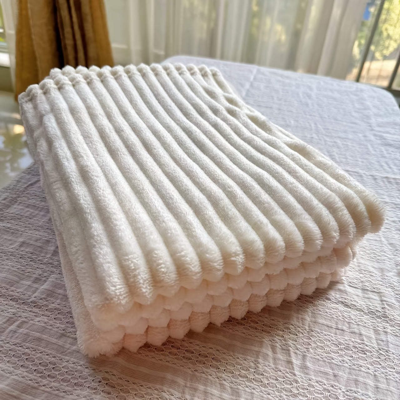 Oq Flanel Fleece yostiqchasi, chiziqli coral dizayni bilan, divan va ofis uchun mo‘ljallangan