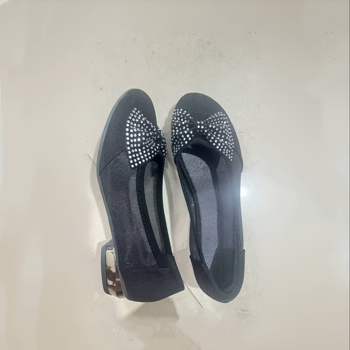 Ayollar uchun uslubiy to'rli wedge poyabzal, kapalak tugmasi va past blok to'pi bilan, mustahkam rang, bo'sh to'rli yuqori qismi va kauchuk taglikka ega.