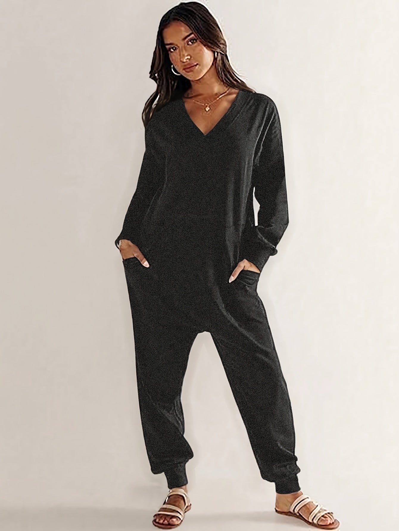 Mono sin mangas de talla grande para mujer con escote en V profundo y hombros caídos, color negro