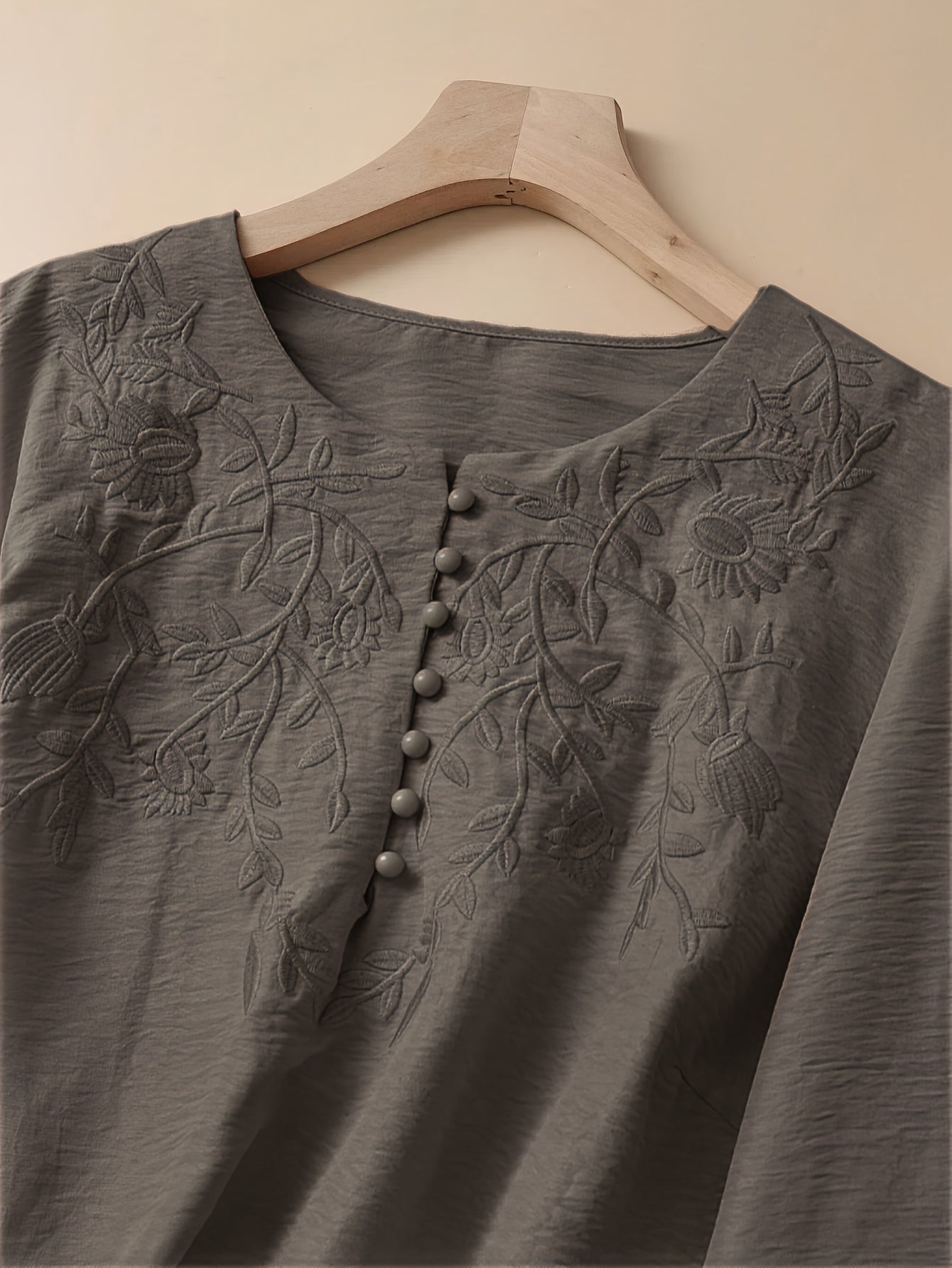 Zarif gullar bilan tikilgan uzun yengli ko'ylak, 95% polyester va 5% spandeksdan tayyorlangan. An'anaviy yaka va oddiy uzunlikka ega, barcha fasllar uchun mos keladi.