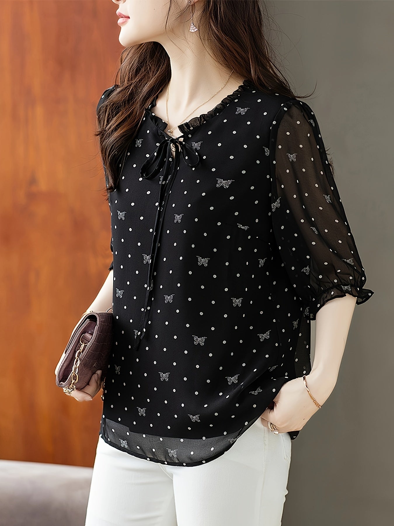 Qora gull naqshli chiffon bluz, bog'lamali bo'yinbog'li bo'yin, shaffof qo'llar, yoz 2024