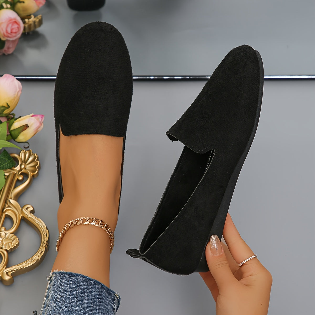 Women's Flat Shoes Solid Color Lightweight Fabric Slip-On Round Toe All-Season