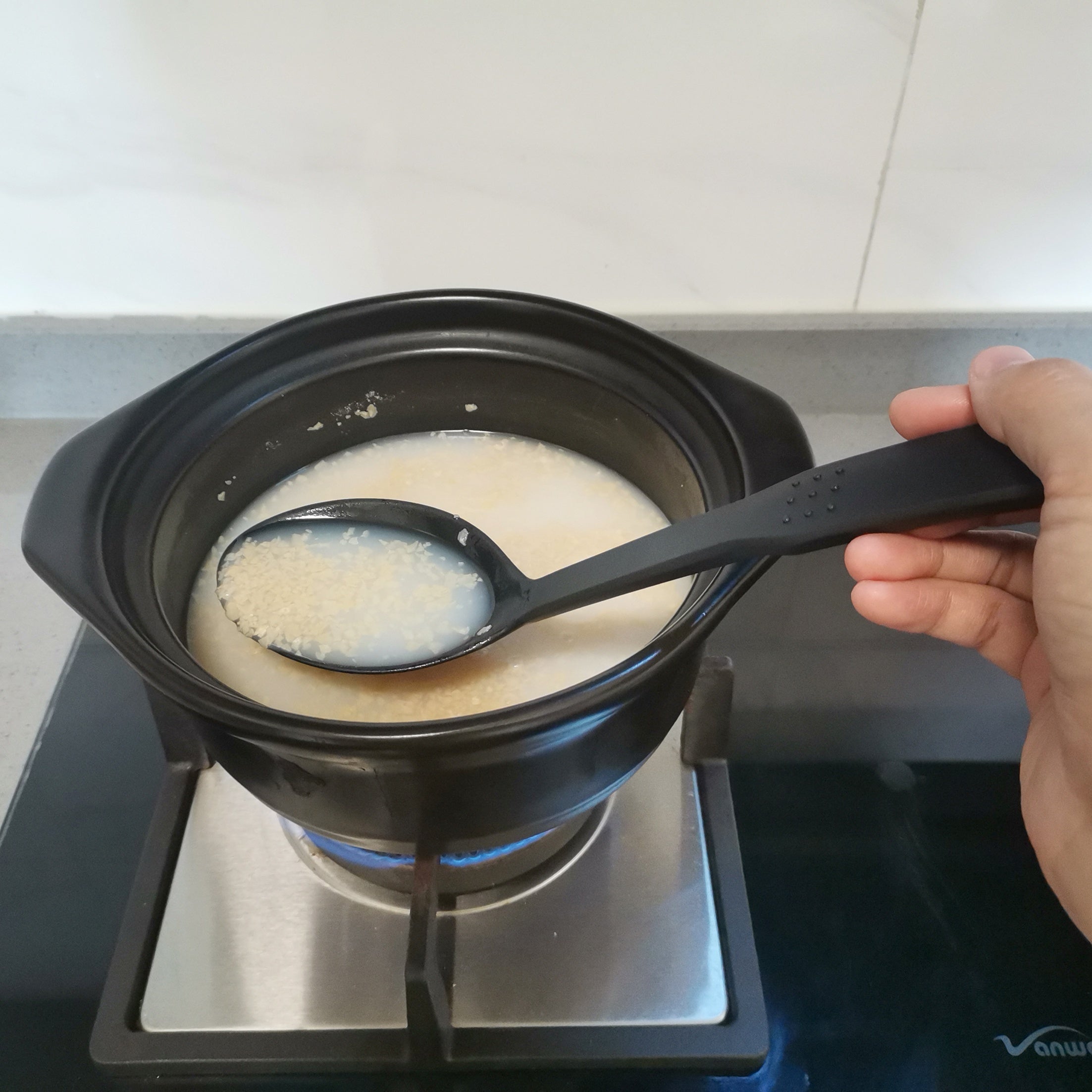 1 большая нейлоновая ложка для сервировки с нескользящей ручкой и отверстием для подвешивания для легкого хранения, идеальный кухонный инструмент.