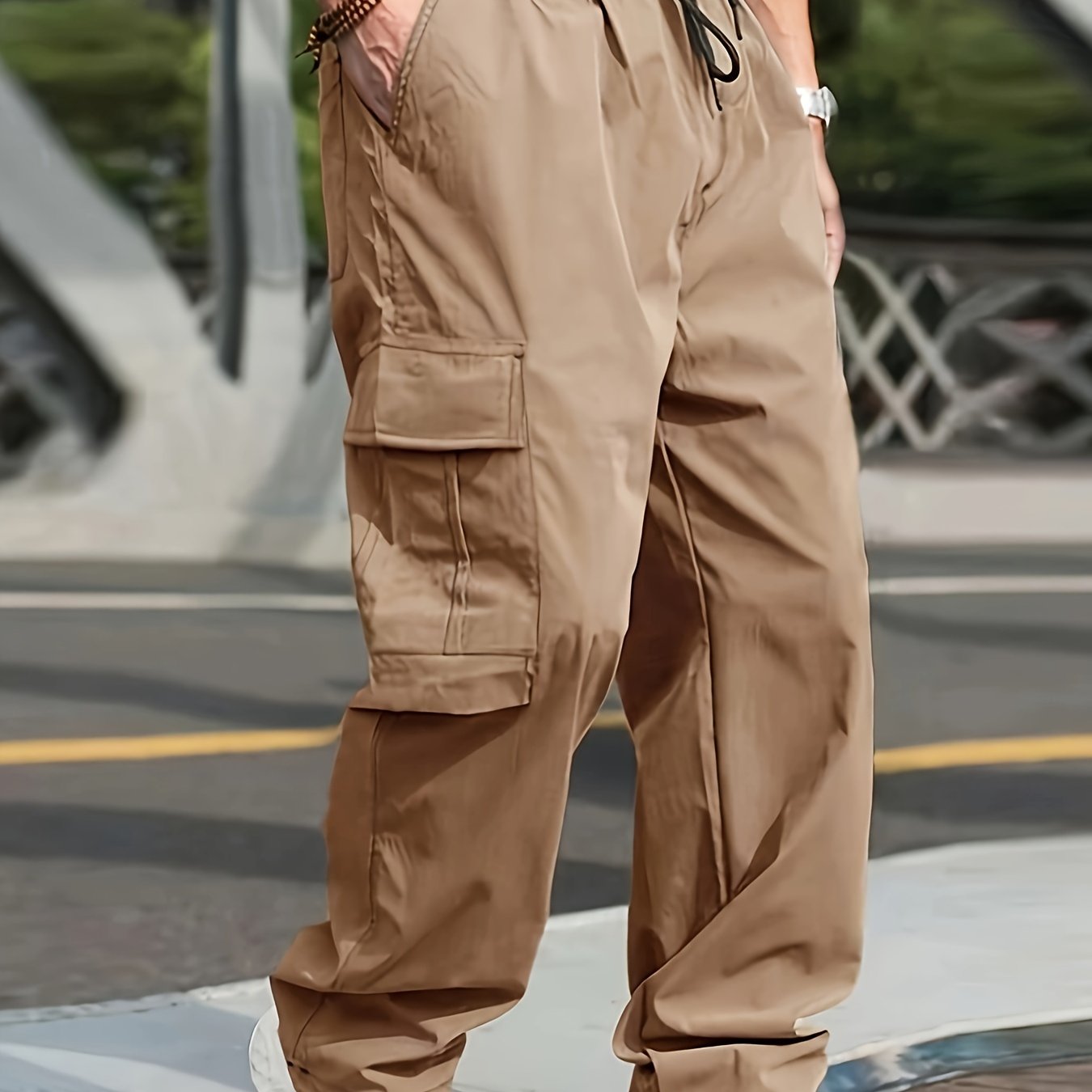 Erkaklar uchun ko'p cho'ntakli va tortishqichli belga ega bo'lgan ochiq havoda faoliyatlar uchun mo'ljallangan cargo shimlar.