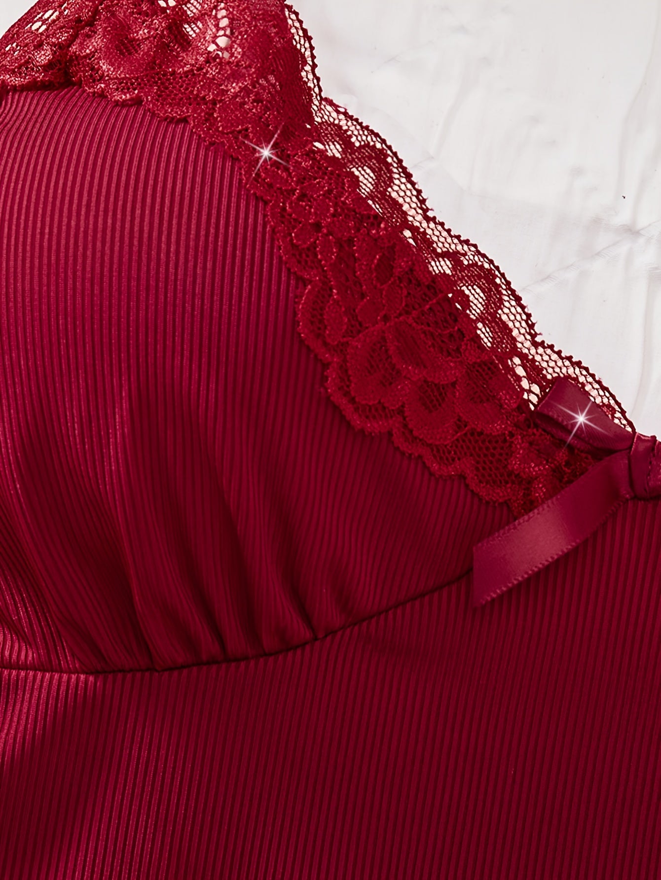 Ayollar uchun V-yuqori va kamonli shortiklar bilan 2-qismli dantel birlashtirilgan pijama to'plami