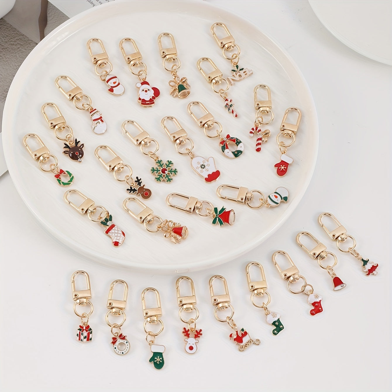 Набор из 27 брелоков на Рождество с мультяшными и аниме-талисманами, карабин из сплава, аксессуары для праздничных сумок и ключей