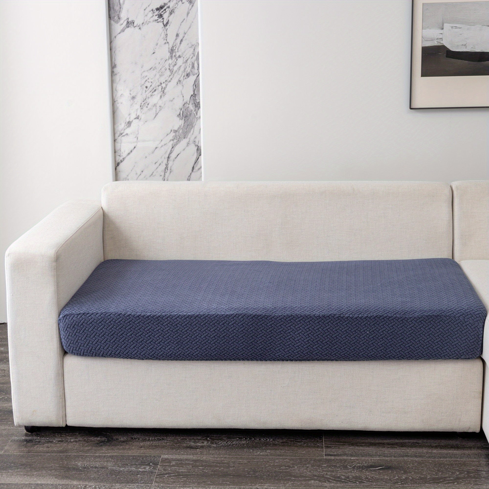 Современный серый чехол для подушки дивана с эластичной посадкой и мягкой текстурированной тканью. Машинная стирка для повышения комфорта в гостиной.