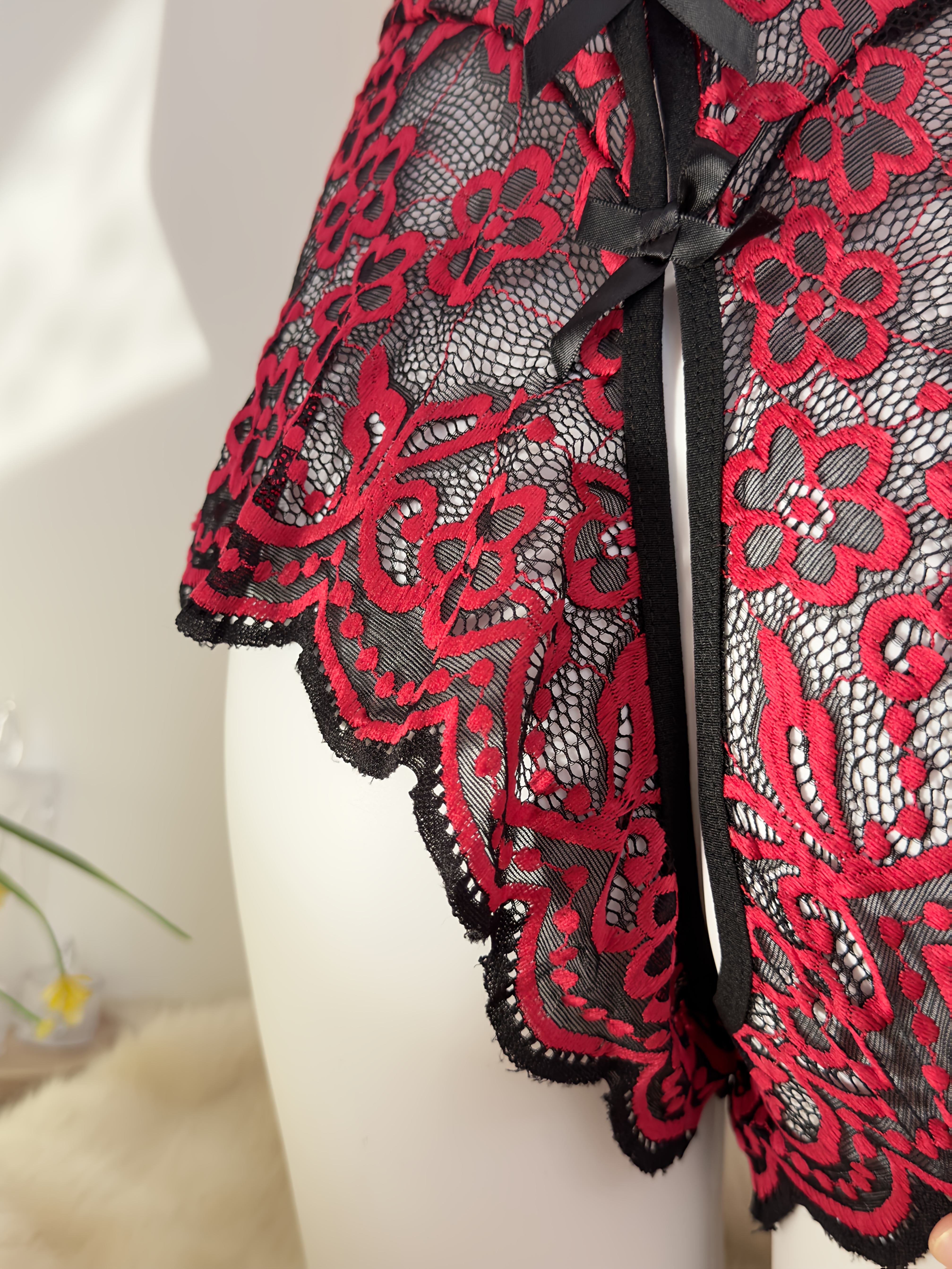 Jozibali dantel bodysuit, chuqur V-shakl, ochiq orqa va kesish tasma dizayni bilan.