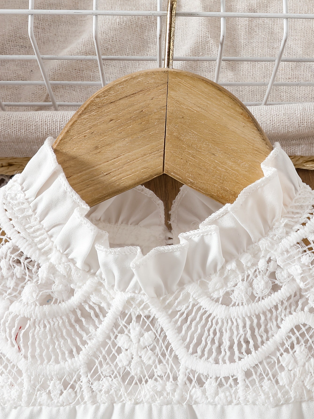 Qizlar uchun dantel qirralar bilan bezatilgan, patchwork uslubidagi, bir rangli to'qilgan ko'ylak, belbog' bilan, yoz uchun ideal, 6 oydan 2 yoshgacha.