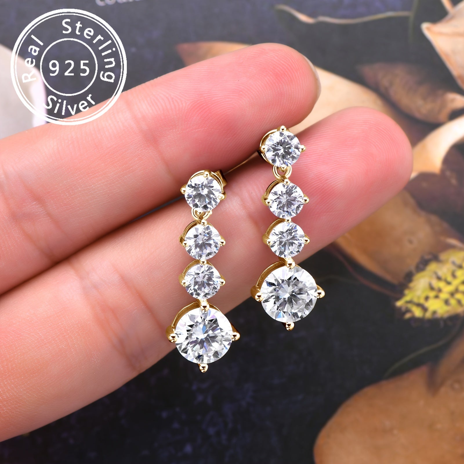 Ushbu nafis sirg'alar 925 sterling kumushdan yasalgan juft sirg'a va bitta 8mm dumaloq Mozambik toshi pendanti bilan ta'minlangan. D rangidagi toshlar har qanday tadbir uchun mukammal, bo'lsin u to'y, nikoh yoki tug'ilgan kun sovg'asi. Sirg'alar og'irligi