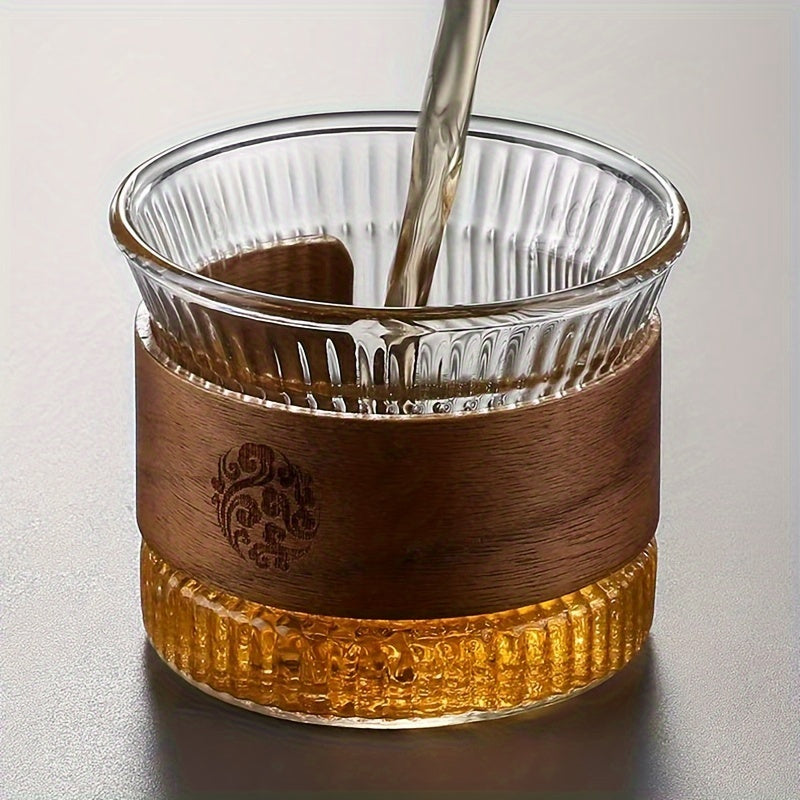 Набор из 1 многоразовой стеклянной кофейной чашки объемом 5 унций с деревянным рукавом. Имеет полосатый узор и противоскользящий дизайн. Перерабатываемая и безопасная для посудомоечной машины.