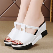 Yozgi tasodifiy kiyimlar uchun mukammal, ochiq barmoq bilan bezatilgan, sun'iy charm qoplamali zamonaviy ayollar uchun wedge sandallar, qulay taglik bilan.