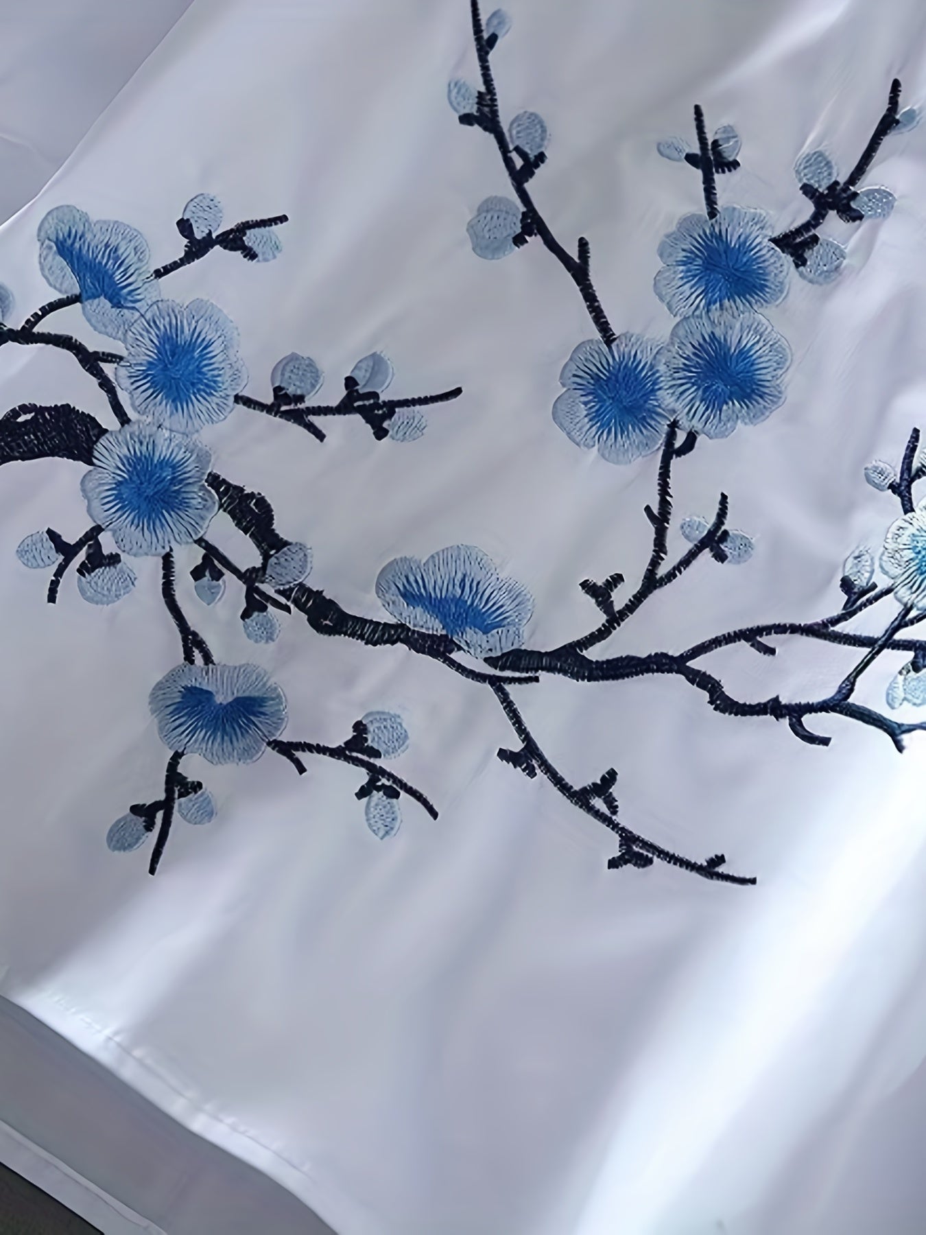 Вышитая блузка с элегантными пуговицами и воротником.