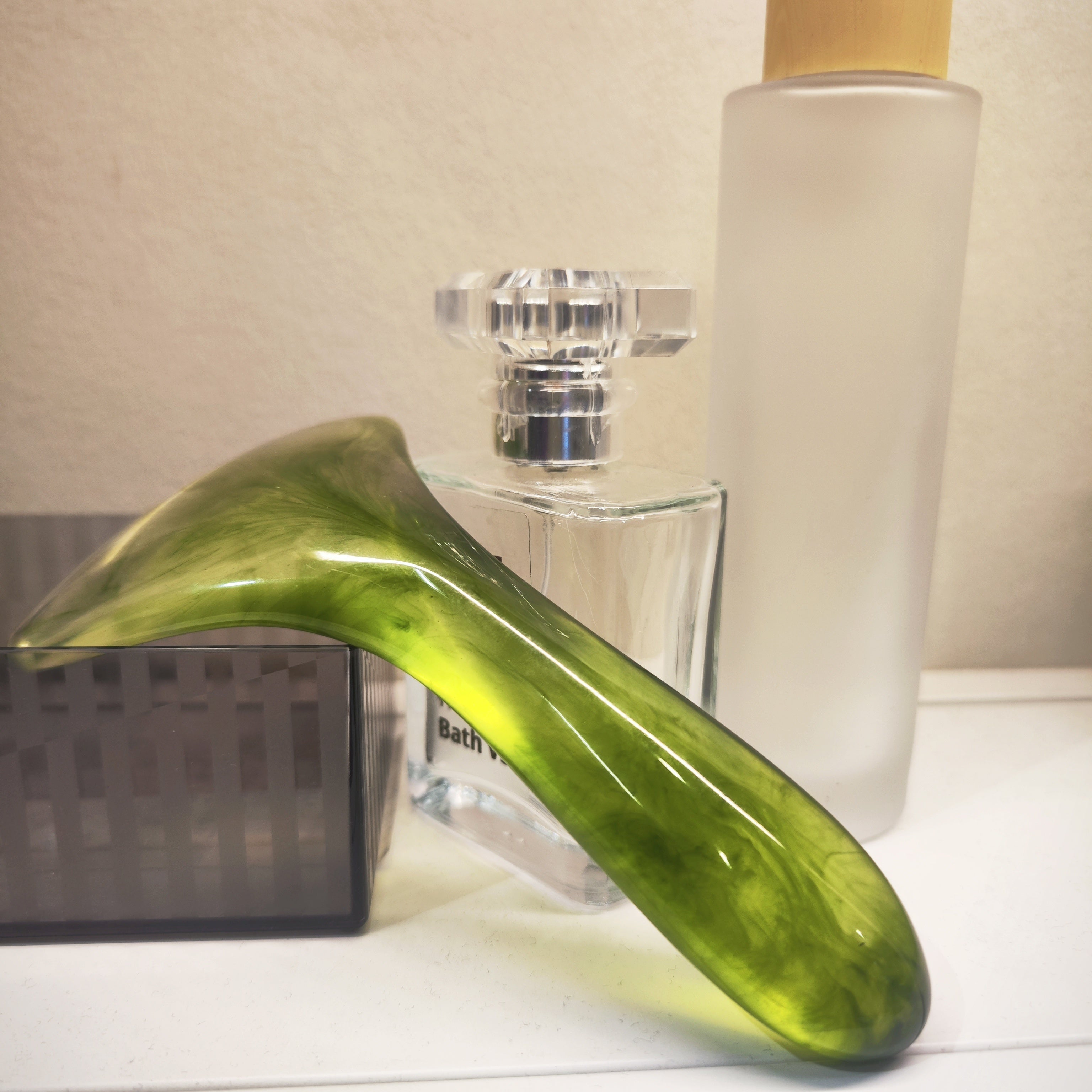 Ergonomik Gua Sha massaj asbobi: Barcha teri turlari uchun yashil yuz va tana massajchisi. Zaryadsiz, batareya talab qilinmaydi. Yumshoq tuzilishi bilan dam olish va sog'liq uchun ideal.