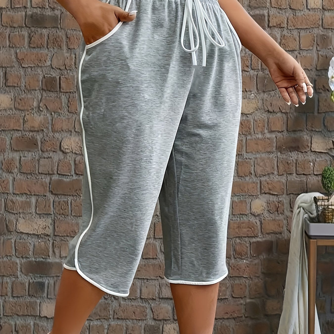 Capris casual de talla grande para mujer con bolsillos de contraste, cintura elástica, bloque de colores rojo y negro