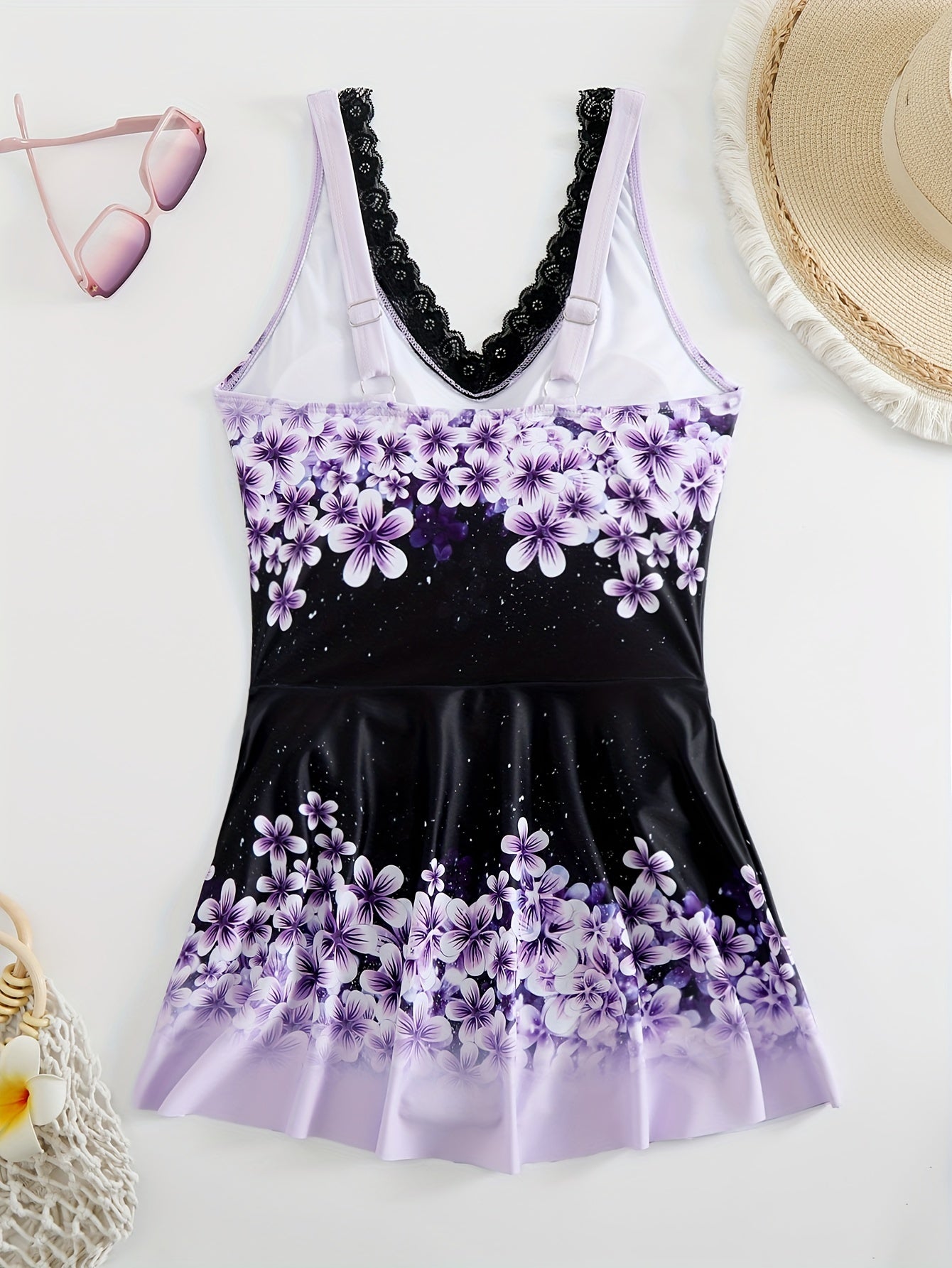 Gul naqshli, dantelli, va olib tashlanadigan yostiqli zamonaviy yelka ochiq suzish kiyimi. Yuqori cho'ziluvchan matodan tayyorlangan.