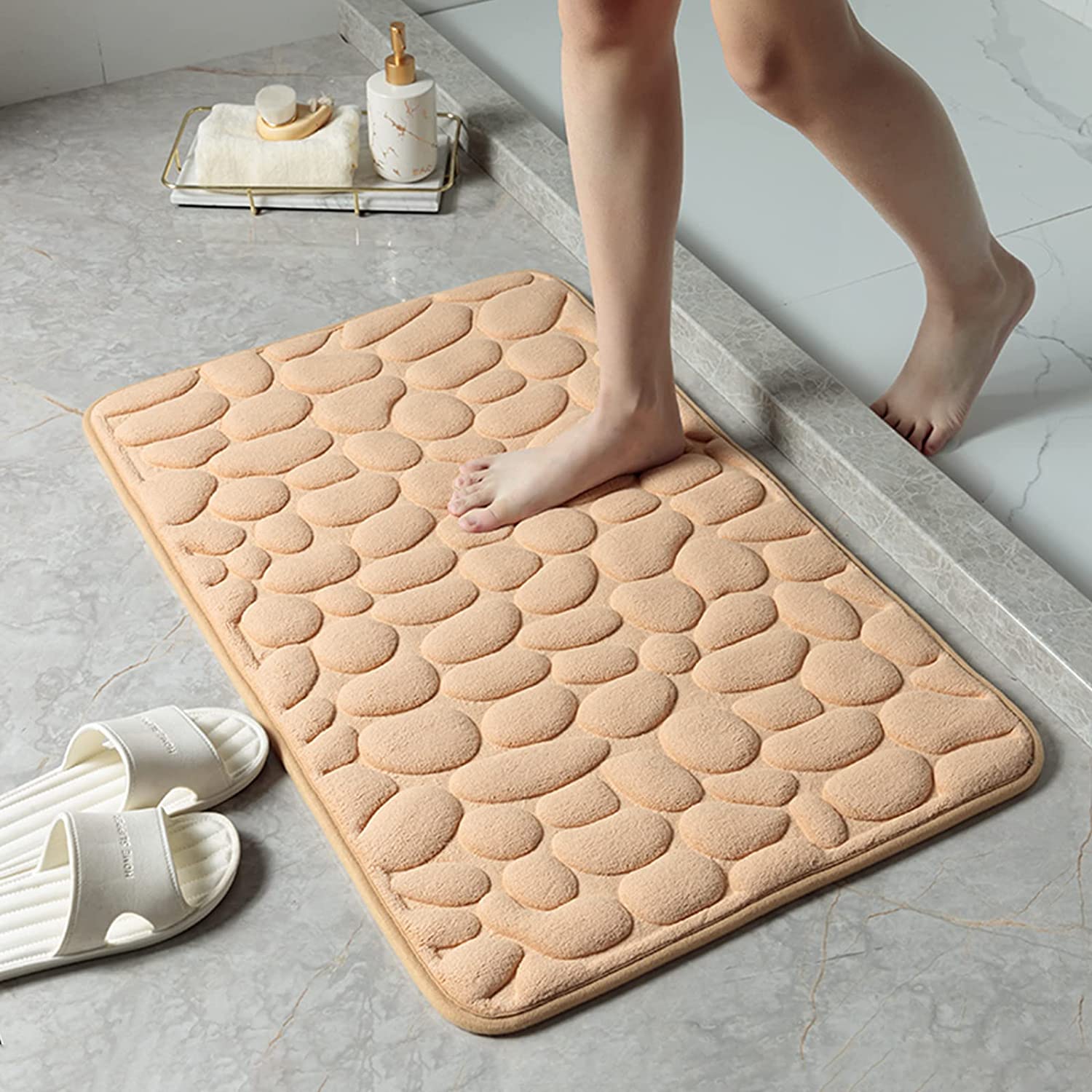 Мягкий коврик для ванной из мемори-фоама с рельефным дизайном в виде булыжников из кораллового флиса, идеален для декора ванной и релаксации, а также для использования в других зонах, таких как кухня, спальня и душ.