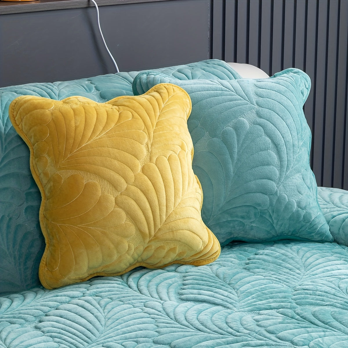 Короткий плюшевый чехол для дивана на все сезоны, идеально подходит для домашнего декора в спальне, офисе или гостиной. Исключает спинку, подлокотники и наволочку.