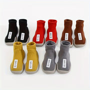 O'g'il va qizlar bahor va yozda chiroyli va qulay bo'lishi uchun yurish poyabzalini kiyishadi.