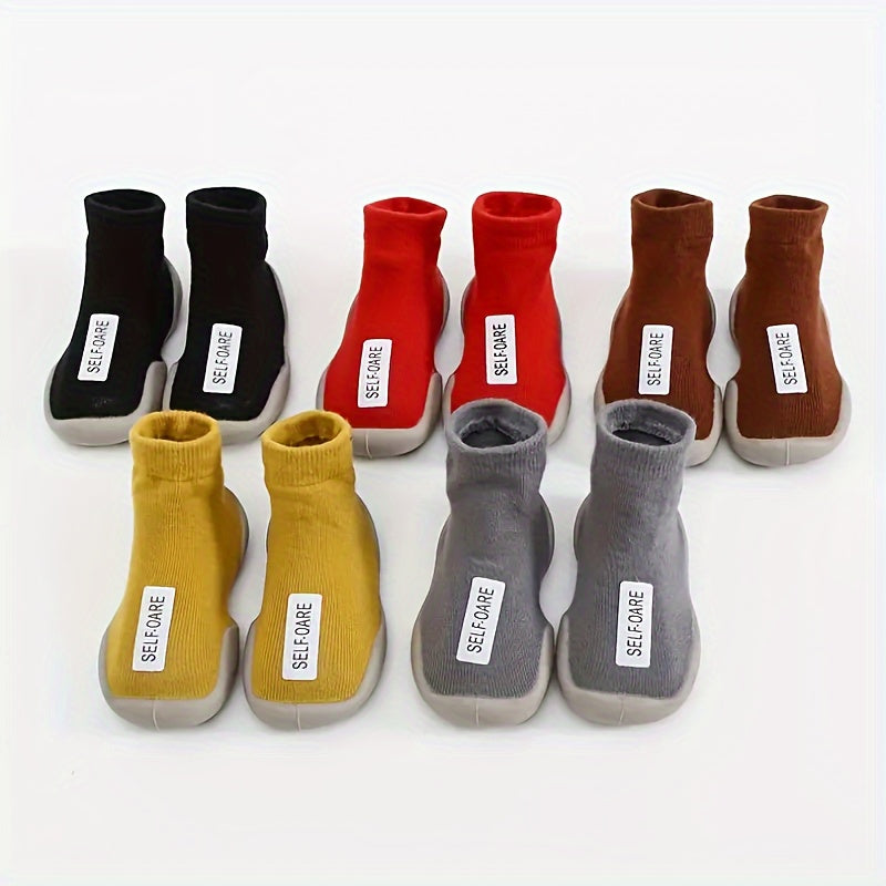 O'g'il va qizlar bahor va yozda chiroyli va qulay bo'lishi uchun yurish poyabzalini kiyishadi.