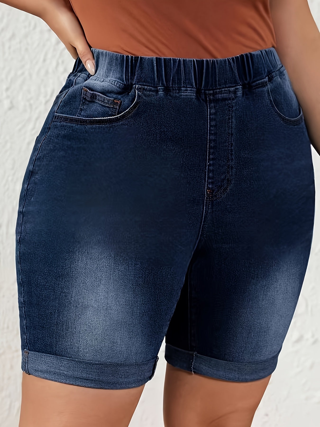 Ayollar uchun kengaytirilgan o'lchamli kengroq denim shortlar, qorong'i ko'k yuvish, o'rta balandlikdagi qovurg'a, burilgan bo'yinli qism