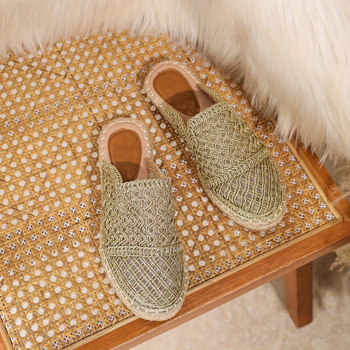 Ayollar uchun bir rangli yengil tekis oyoqli ochiq-oyoq krossovkalar, yurish va ta'til uchun